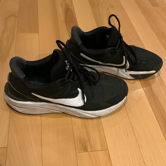 Nike Black & White Running Shoes - size 6 Youth - Picture 2 of 16